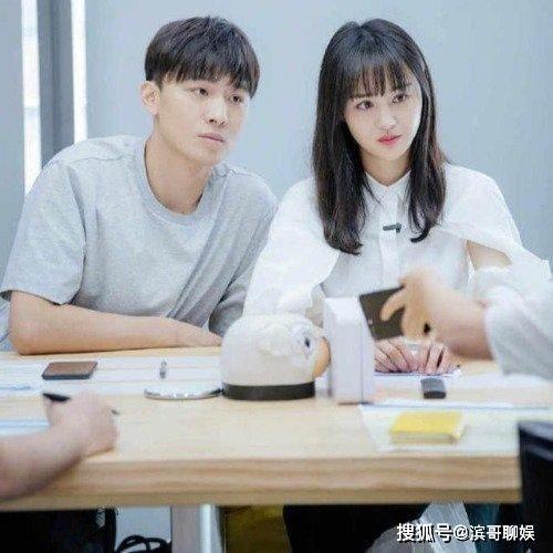 娱乐吃瓜热议,吃瓜群众狂欢，揭秘明星幕后故事  第3张